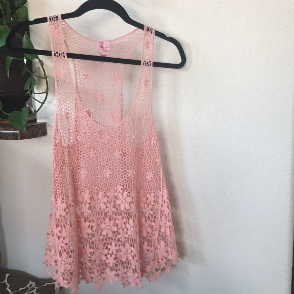Dolled up crotchet knit top.